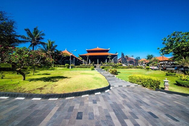 Piękny widok na świątynię Tanah Lot znajdującą się na Bali w Indonezji