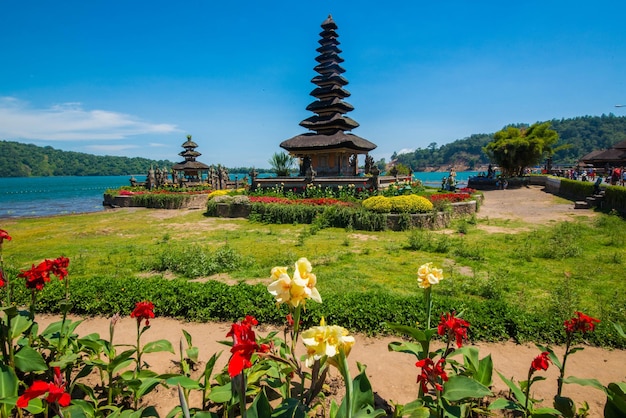 Piękny widok na świątynię Ulun Danu Batur znajdującą się na Bali w Indonezji