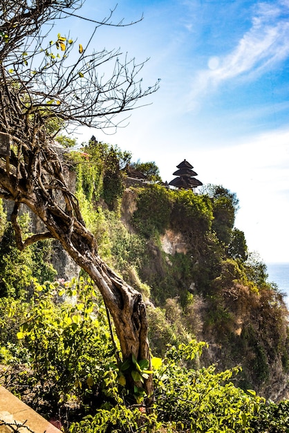 Piękny widok na świątynię Uluwatu znajdującą się na Bali w Indonezji