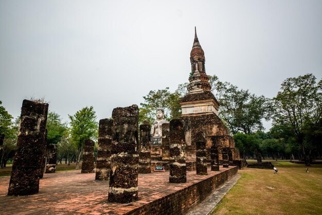 Piękny widok na świątynie w Sukhothai Tajlandia