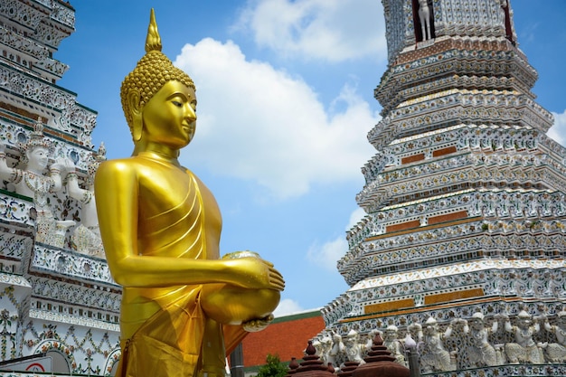 Piękny widok na świątynię Wat Arun znajdującą się w Bangkoku w Tajlandii