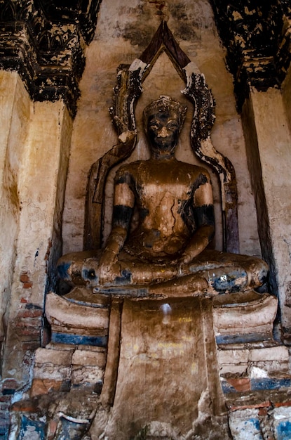 Piękny widok na świątynię Wat Chaiwatthanaram znajdującą się w Ayutthaya Thailand