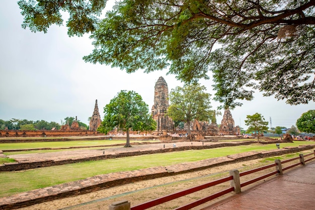 Piękny widok na świątynię Wat Chaiwatthanaram znajdującą się w Ayutthaya Thailand