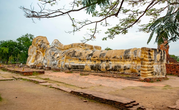 Piękny widok na świątynię Wat Lokaya Sutharam znajdującą się w Ayutthaya Thailand