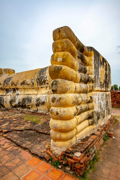 Piękny widok na świątynię Wat Lokaya Sutharam znajdującą się w Ayutthaya Thailand