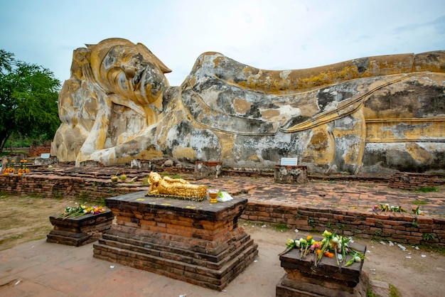 Piękny widok na świątynię Wat Lokaya Sutharam znajdującą się w Ayutthaya Thailand