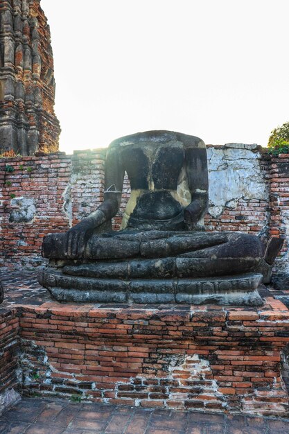 Piękny widok na świątynię Wat Mahathat znajdującą się w Ayutthaya Thailand