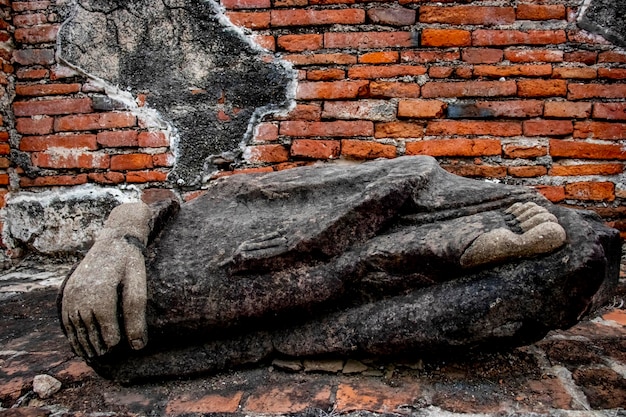 Piękny widok na świątynię Wat Mahathat znajdującą się w Ayutthaya Thailand