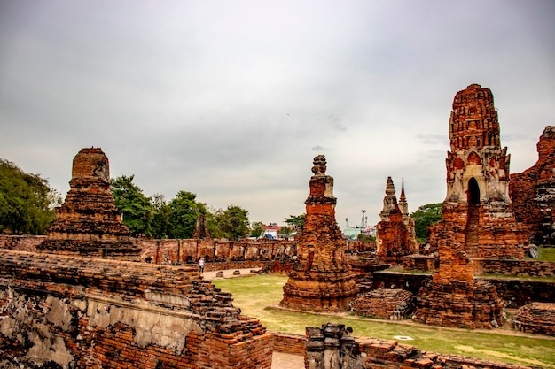 Piękny widok na świątynię Wat Mahathat znajdującą się w Ayutthaya Thailand