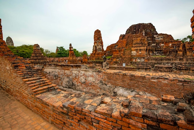 Piękny widok na świątynię Wat Mahathat znajdującą się w Ayutthaya Thailand