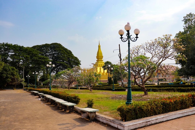 Piękny widok na świątynię Wat Pha That Luang znajdującą się w Vientiane Laos