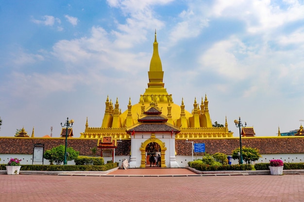 Piękny widok na świątynię Wat Pha That Luang znajdującą się w Vientiane Laos