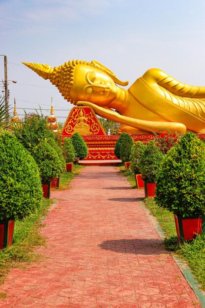 Piękny widok na świątynię Wat Pha That Luang znajdującą się w Vientiane Laos