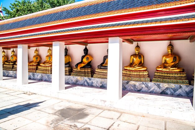 Piękny widok na świątynię Wat Pho znajdującą się w Bangkoku w Tajlandii