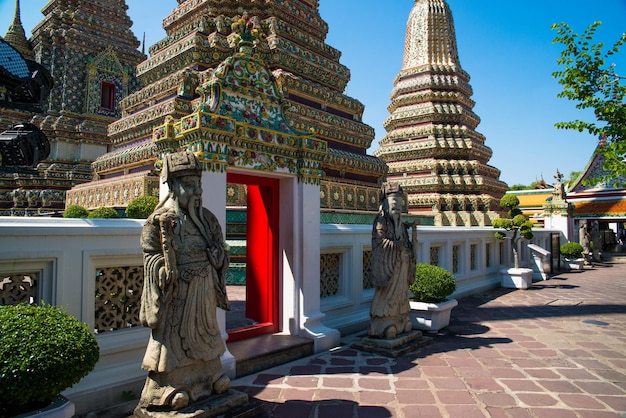 Piękny widok na świątynię Wat Pho znajdującą się w Bangkoku w Tajlandii