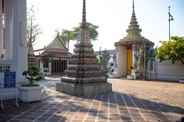 Piękny widok na świątynię Wat Pho znajdującą się w Bangkoku w Tajlandii