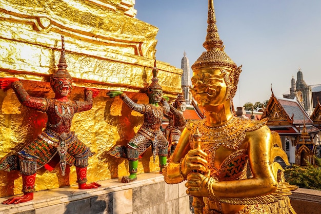 Piękny widok na świątynię Wat Phra Kaew Wielki Pałac w Bangkoku w Tajlandii