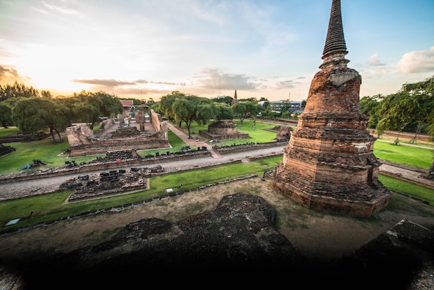 Piękny widok na świątynię Wat Ratchaburana znajdującą się w Ayutthaya Tajlandia