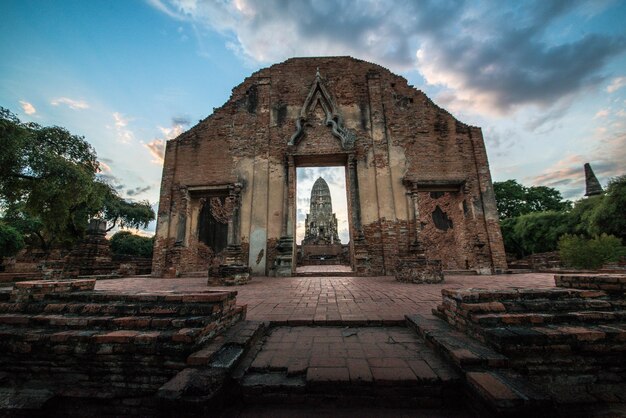 Piękny widok na świątynię Wat Ratchaburana znajdującą się w Ayutthaya Tajlandia