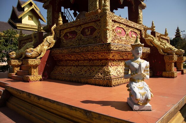 Piękny widok na świątynię Wat Saeng Kaeo znajdującą się w Chiang Rai Tajlandia