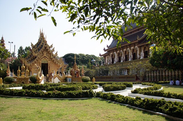 Piękny widok na świątynię Wat Saeng Kaeo znajdującą się w Chiang Rai Tajlandia