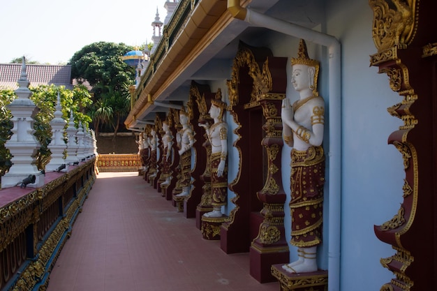 Piękny widok na świątynię Wat Saeng Kaeo znajdującą się w Chiang Rai Tajlandia