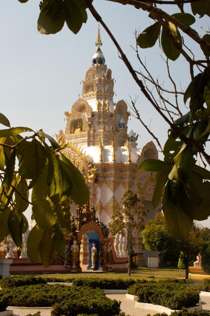 Piękny widok na świątynię Wat Saeng Kaeo znajdującą się w Chiang Rai Tajlandia