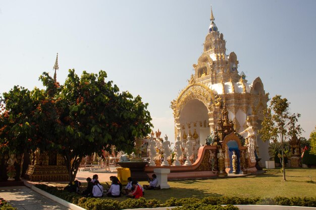 Piękny widok na świątynię Wat Saeng Kaeo znajdującą się w Chiang Rai Tajlandia