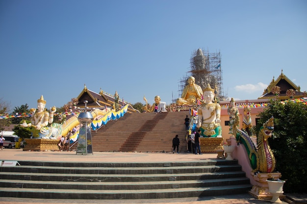 Piękny widok na świątynię Wat Saeng Kaeo znajdującą się w Chiang Rai Tajlandia