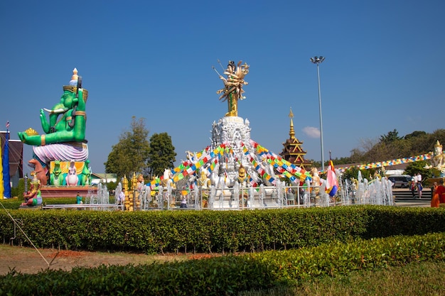 Piękny widok na świątynię Wat Saeng Kaeo znajdującą się w Chiang Rai Tajlandia