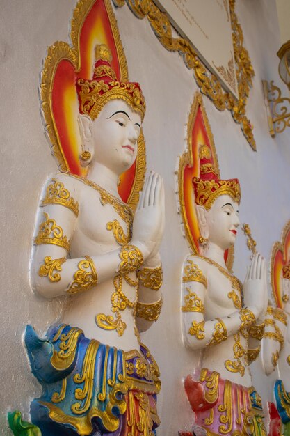 Piękny widok na świątynię Wat Saeng Kaeo znajdującą się w Chiang Rai Tajlandia