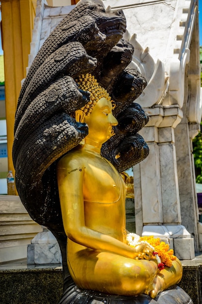 Piękny widok na świątynię Wat Traimit znajdującą się w Chinatown Bangkok Tajlandia