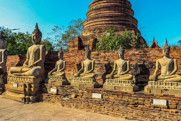 Piękny widok na świątynię Wat Yai Chai Mongkhol znajdującą się w Ayutthaya Tajlandia