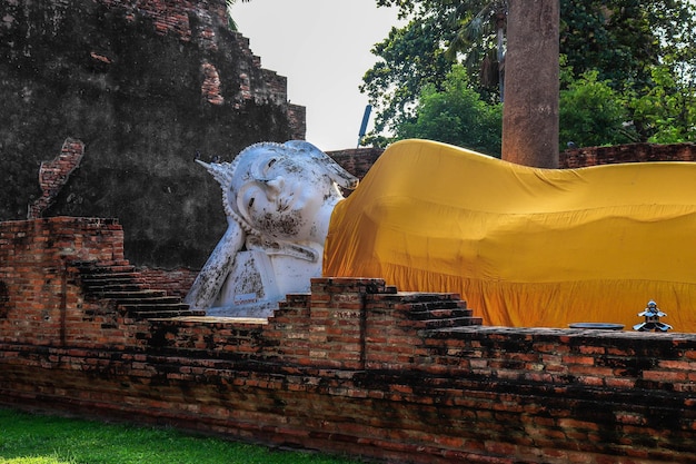 Zdjęcie piękny widok na świątynię wat yai chai mongkhol znajdującą się w ayutthaya tajlandia