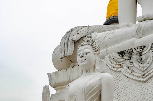 Piękny widok na świątynię Wat Yai Chai Mongkhon znajdującą się w Ayutthaya Tajlandia