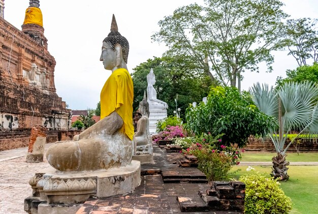 Piękny widok na świątynię Wat Yai Chai Mongkhon znajdującą się w Ayutthaya Tajlandia