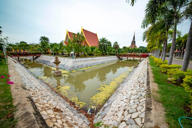 Piękny widok na świątynię Wat Yai Chai Mongkhon znajdującą się w Ayutthaya Tajlandia