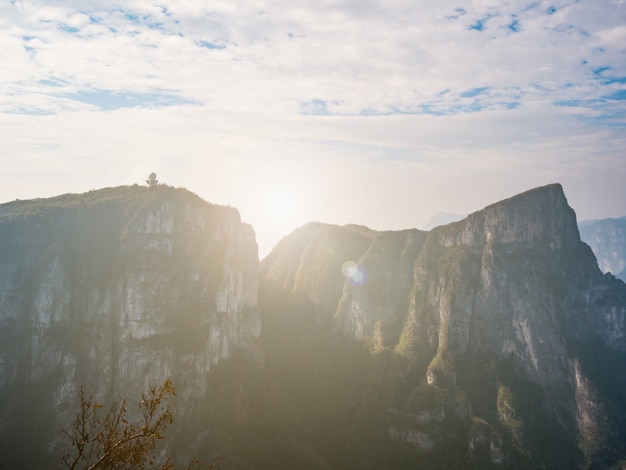 Piękny widok na Tianmen górze z jasnym niebem w Zhangjiajie mieście Chiny