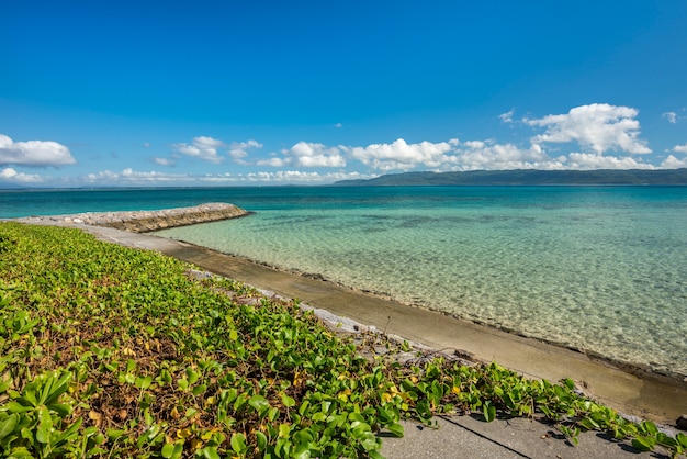 Piękny widok na turkusowe morze między wyspami Hatoma i Iriomote