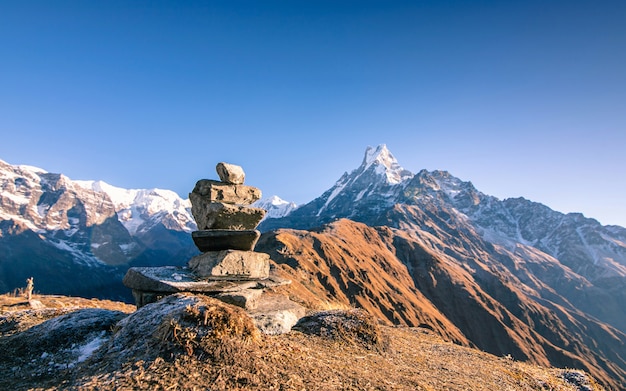 Piękny Widok Na Układanie Kamienia I Mount Fishtail, Nepal.