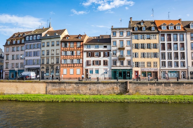 Piękny widok na ulicę słynnego punktu orientacyjnego Strasburga we Francji 28 października 2022 r