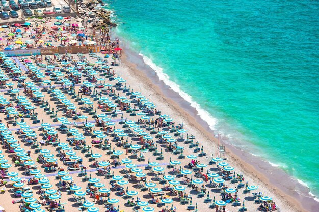 Piękny widok na Vietri sul Mare, pierwsze miasto na wybrzeżu Amalfi z zatoką Salerno w prowincji Salerno Campania