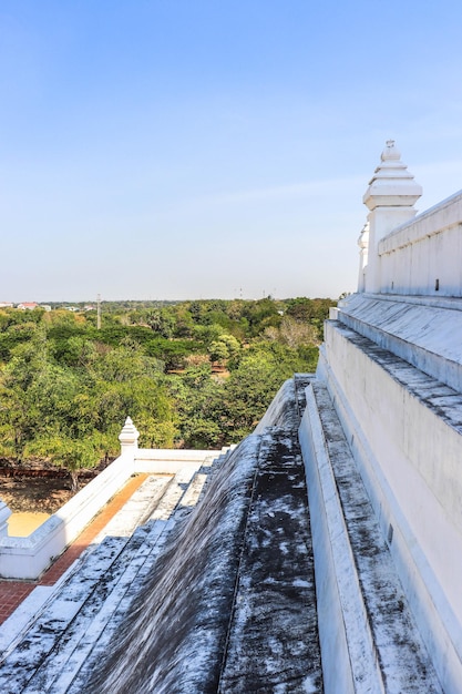 Piękny widok na Wat Phu Khao Thong Białą Świątynię znajdującą się w Ayutthaya Tajlandia