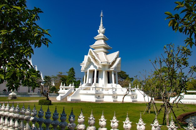Piękny widok na Wat Rong Khun Białą Świątynię znajdującą się w Chiang Rai Tajlandia