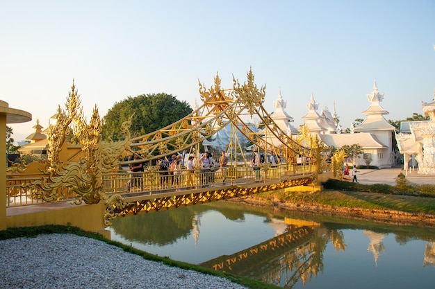 Piękny widok na Wat Rong Khun Białą Świątynię znajdującą się w Chiang Rai Tajlandia