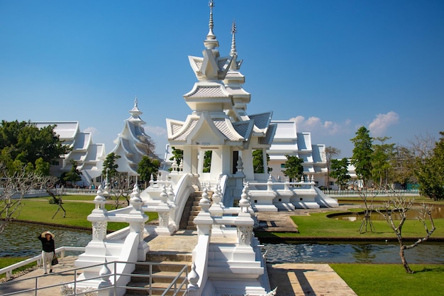 Piękny widok na Wat Rong Khun Białą Świątynię znajdującą się w Chiang Rai Tajlandia