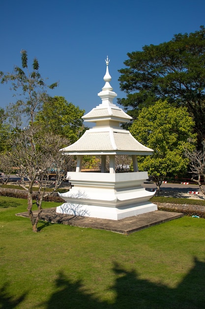 Piękny widok na Wat Rong Khun Białą Świątynię znajdującą się w Chiang Rai Tajlandia