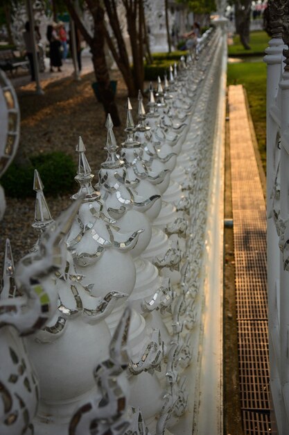 Piękny widok na Wat Rong Khun Białą Świątynię znajdującą się w Chiang Rai Tajlandia
