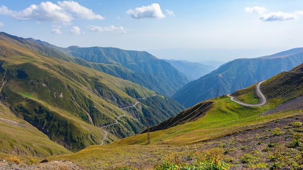 Piękny widok na wąwóz Abano w Tuszetii, niebezpieczną górską drogę w Gruzji i Europie. Krajobraz