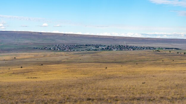 Piękny widok na wieś Udabno na pustyni Gareja